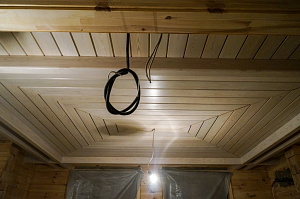 Потолок из планкена косого