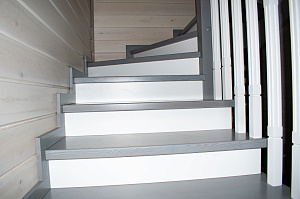 лестница с серыми ступенями