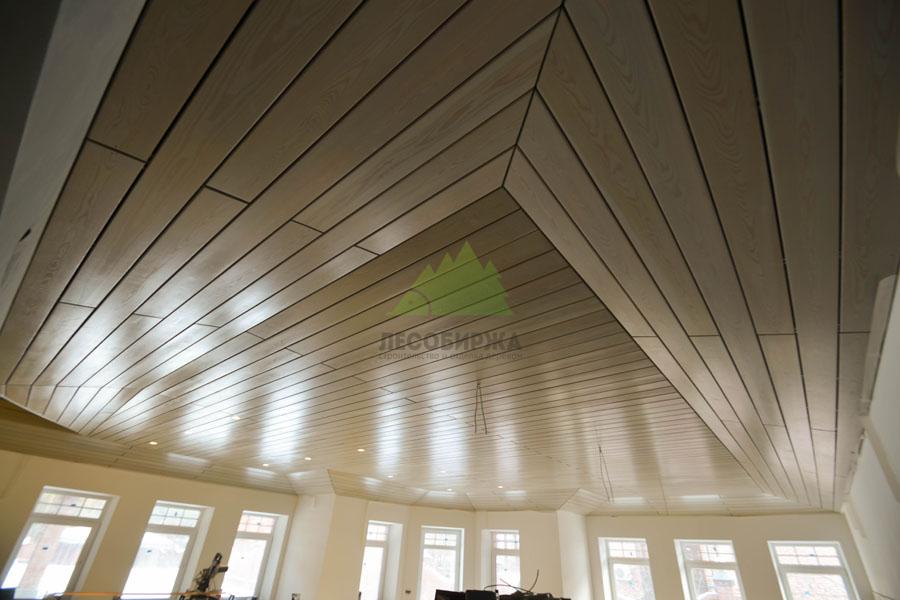 Потолок из прямого планкена лиственницы сорта "Экстра"