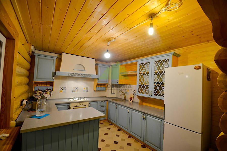 потолок на кухне из имитации бруса