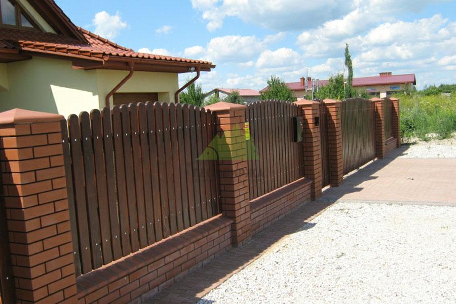 Забор из деревянного штакетника Экстра с зазорами