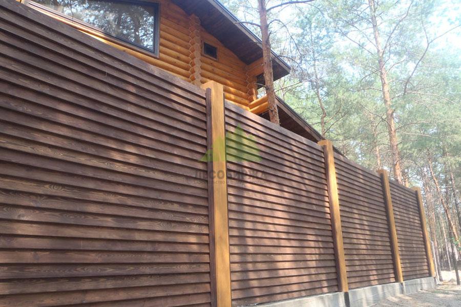 Забор деревянный лесенкой