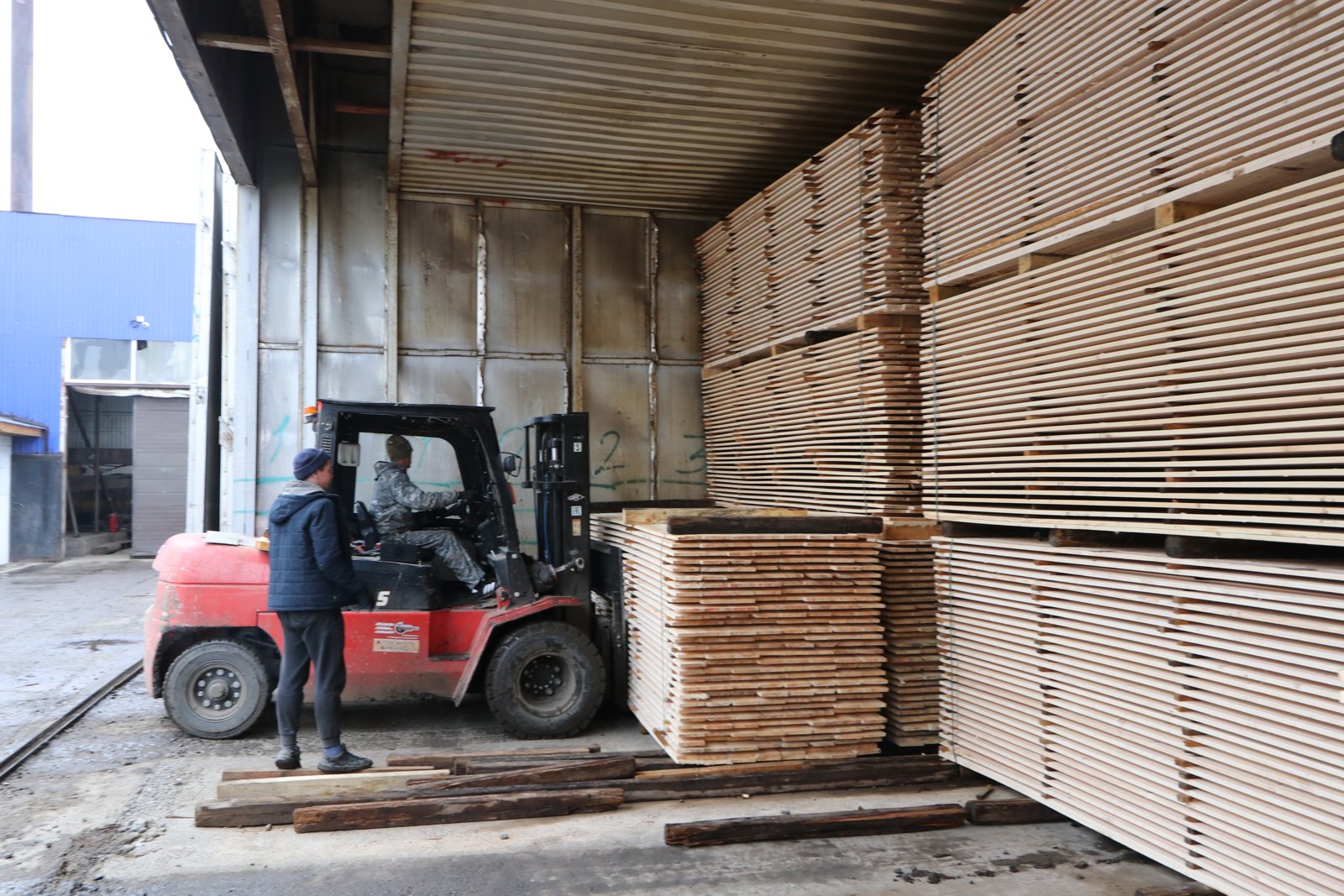 Хранение пиломатериалов под навесом на производстве