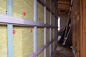 Панели из термоясеня смонтированные на фасад дома вертикально вразбежку