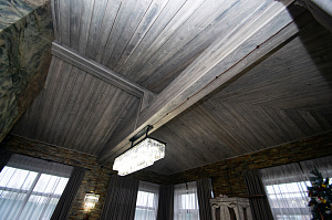 отделка потолка брашированной доской