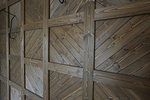 Шепот дерева: Завершенные работы по отделке стен и потолков в Кармолино