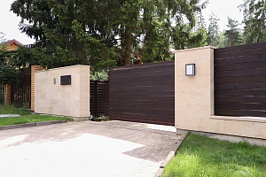 Забор из скошенного планкена в Нижний: Эстетика и долговечность от Лесобиржа-СПб, проверенные временем