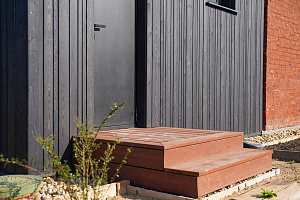 Гармония стиля и функциональности: гараж и терраса из лиственницы в Низово