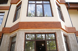 Холодная монументальность камня и живое тепло дерева — идеальный дуэт для фасада, который не оставит равнодушным