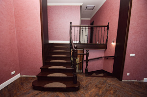 Забежные ступени, кованые балясины и ясень: история одной лестницы, рожденной в содружестве с клиентом