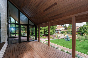 Скрытый крепёж САМО, цеховая покраска и масло Renner: почему термоясень — лучший выбор для статусного дома в Ленинградской области