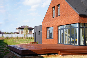 Гармония стиля и функциональности: гараж и терраса из лиственницы в Низово