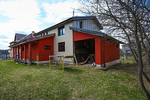 Фасад с характером: Сочетание лиственницы, сосны и камня в Honka Family Club