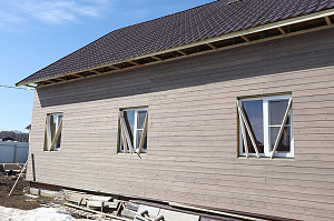 Не просто обшивка, а комплексное решение: вентилируемый фасад, индивидуальный водосток и единый стиль — дом, который будет служить десятилетиями