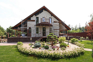 Скрытый крепёж САМО, цеховая покраска и масло Renner: почему термоясень — лучший выбор для статусного дома в Ленинградской области