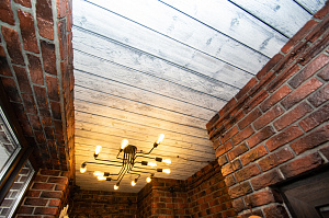 сочетание состаренного дерева и кирпича