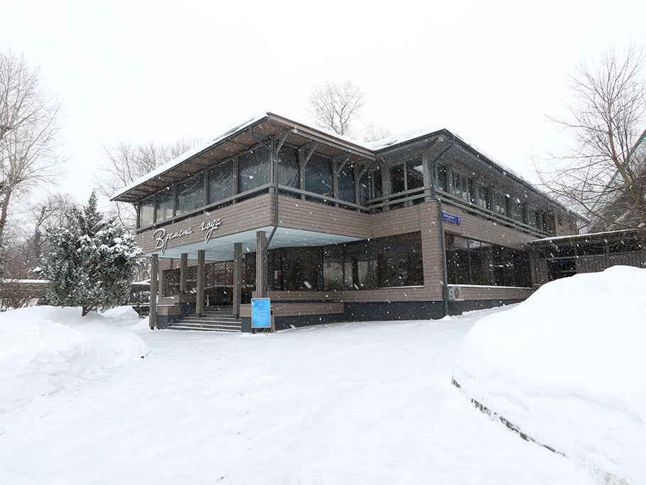 Красота и долговечность: фасад с отделкой скошенным планкеном из лиственницы и покрытием лаком Teknos