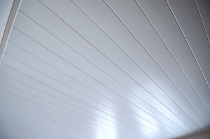 белый потолок