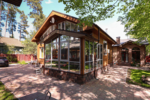 Бревенчатый дом больше не нуждается в ремонте каждые 5 лет: как вентилируемый фасад и цоколь White Hills решили проблему навсегда