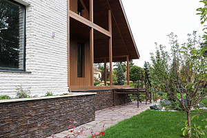 Скрытый крепёж САМО, цеховая покраска и масло Renner: почему термоясень — лучший выбор для статусного дома в Ленинградской области