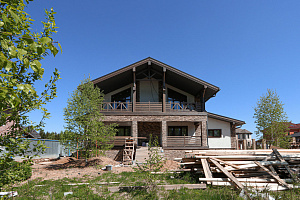 Фасад в стиле Шале: Изысканный коттедж в Новом Щеглово от Лесобиржи-Спб