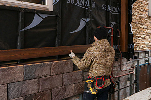 Бревенчатый дом больше не нуждается в ремонте каждые 5 лет: как вентилируемый фасад и цоколь White Hills решили проблему навсегда