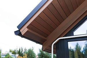 Скрытый крепёж САМО, цеховая покраска и масло Renner: почему термоясень — лучший выбор для статусного дома в Ленинградской области