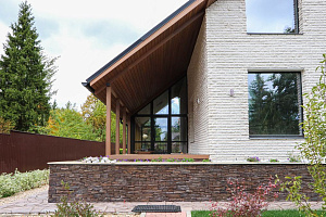 Скрытый крепёж САМО, цеховая покраска и масло Renner: почему термоясень — лучший выбор для статусного дома в Ленинградской области