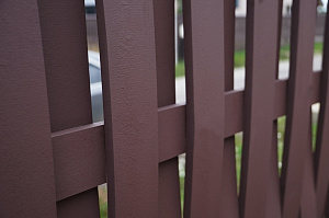 Современный забор в стиле Барнхаус для коттеджа в Вишневом Саду