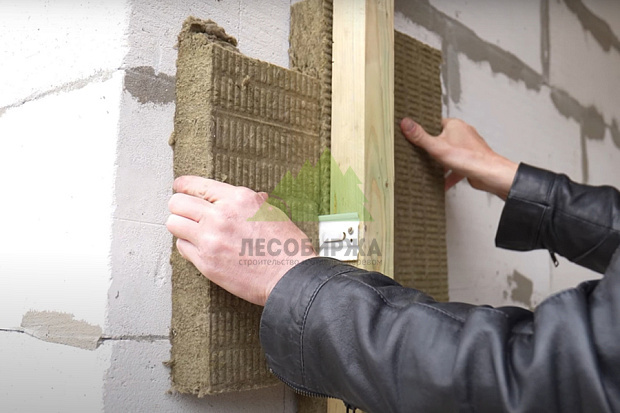 Как крепить деревянный брус к бетонной стене