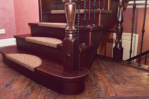 Забежные ступени, кованые балясины и ясень: история одной лестницы, рожденной в содружестве с клиентом