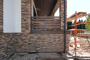 Фасад в стиле Шале: Изысканный коттедж в Новом Щеглово от Лесобиржи-Спб