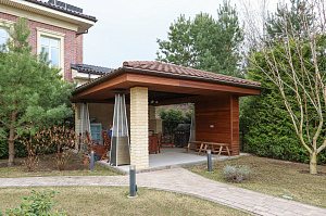 Скрытый крепёж, цеховая покраска и сибирская лиственница: почему этот проект в Мысе Удальцово не требует внимания уже 4 года