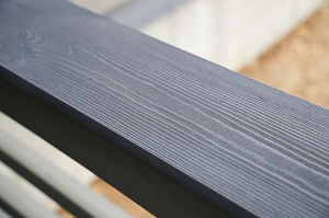 Изысканная терраса из сибирской лиственницы в Солнечной Долине