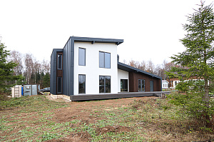 Премиальная отделка фасада и террасы лиственницей: проект ЛесоБиржи на Ладожские Берега