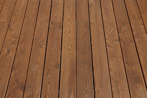 Не просто обшивка, а архитектурное высказывание: вертикальный планкен, идеальные зазоры и мембрана для долгой жизни дома