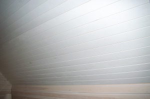 белый потолок из ангарской сосны