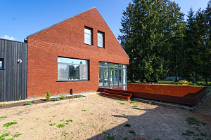 Гармония стиля и функциональности: гараж и терраса из лиственницы в Низово