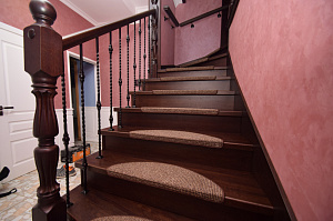 Забежные ступени, кованые балясины и ясень: история одной лестницы, рожденной в содружестве с клиентом