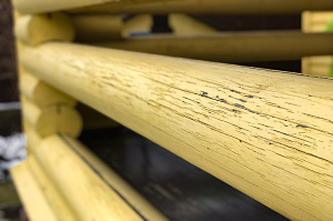 шелушение краски на бревне