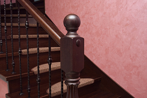 Забежные ступени, кованые балясины и ясень: история одной лестницы, рожденной в содружестве с клиентом