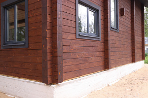 Комплекс работ по покраске деревянного дома с балками на террасе и стобами