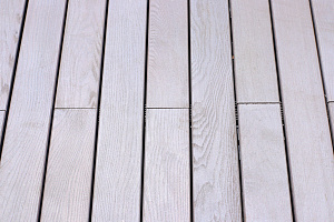 Эксклюзивная терраса из термоясеня на эксплуатируемой кровле в Санкт-Петербурге