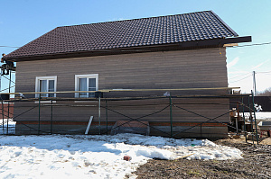 Не просто обшивка, а комплексное решение: вентилируемый фасад, индивидуальный водосток и единый стиль — дом, который будет служить десятилетиями