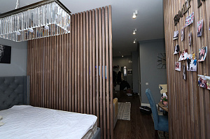 Элегантное зонирование: реечные перегородки из дуба в Кюмлено