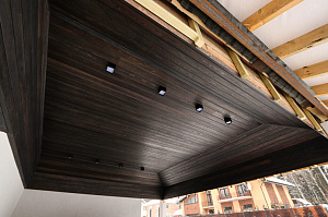 Не просто отделка, а инвестиция в качественный отдых: скошенный планкен из лиственницы и имитация бруса из кедра для зон с разной нагрузкой