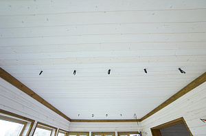 Шепот дерева: Завершенные работы по отделке стен и потолков в Кармолино