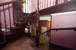 Забежные ступени, кованые балясины и ясень: история одной лестницы, рожденной в содружестве с клиентом