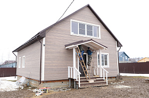 Не просто обшивка, а комплексное решение: вентилируемый фасад, индивидуальный водосток и единый стиль — дом, который будет служить десятилетиями