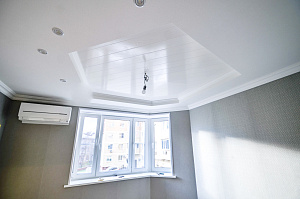 потолок с элементами дерева